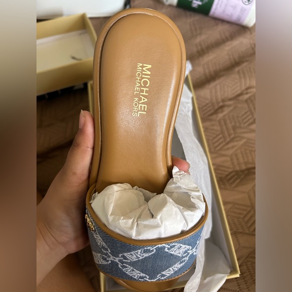 Michael Kors Saylor Slide - Picture 4 of 6